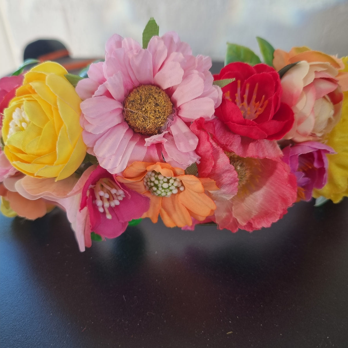 Farveglad blomsterkrone - Hårpynt med blomster og perler til bryllup, konfirmation og fest