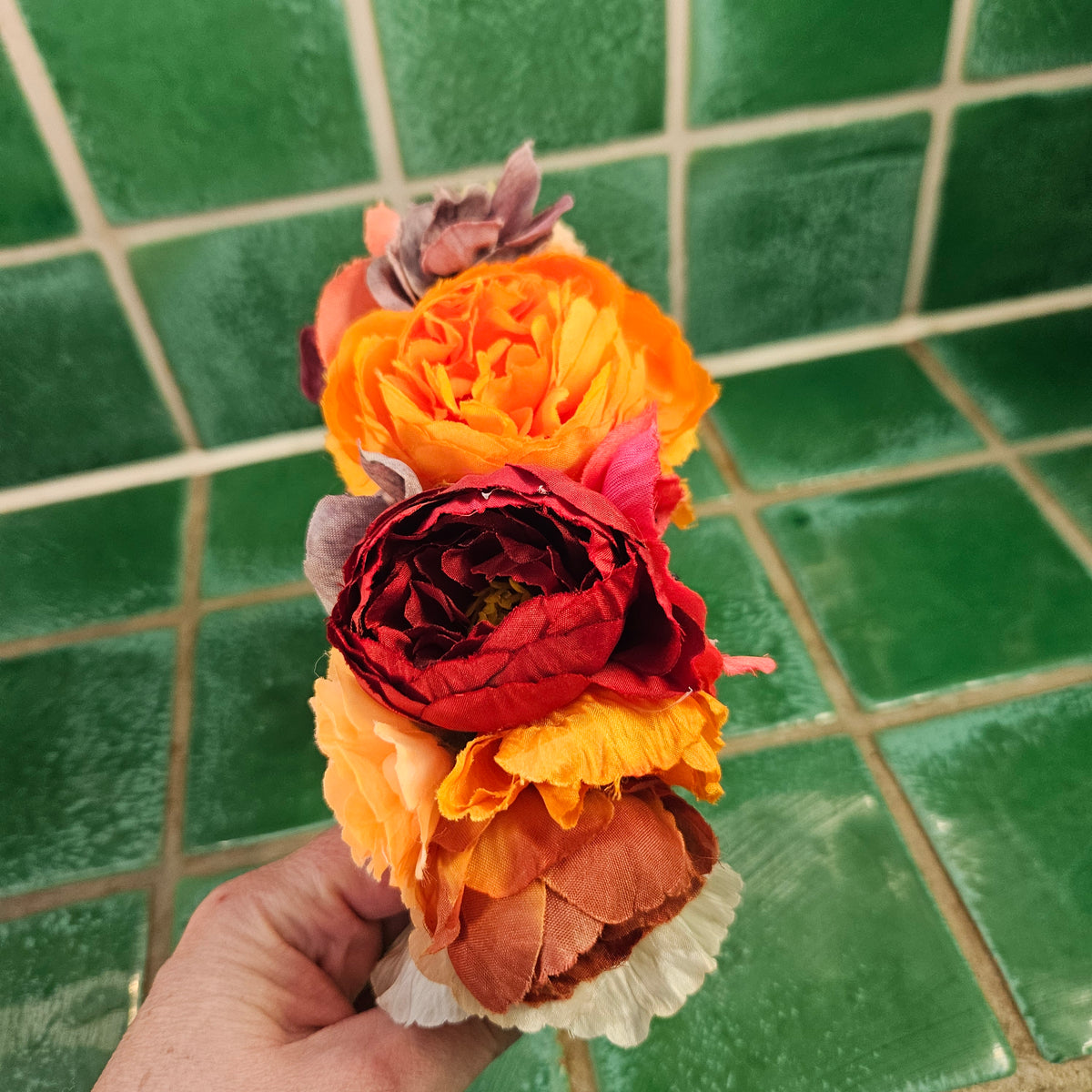 Blomsterkrone - Hårpynt med blomster og perler til bryllup, konfirmation og fest