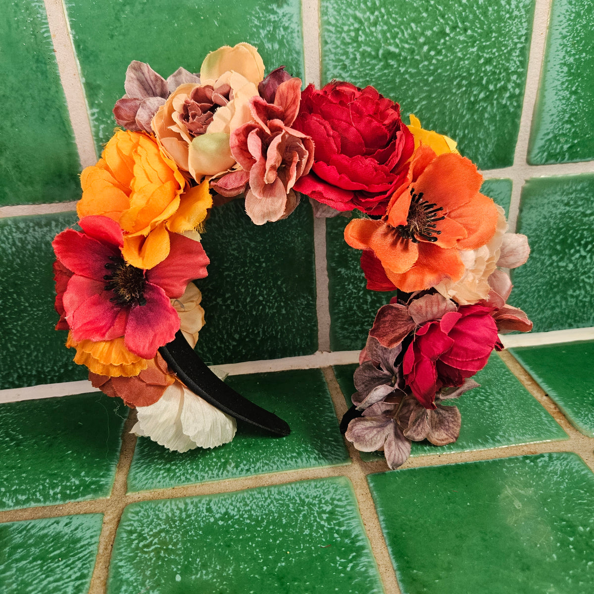 Blomsterkrone - Hårpynt med blomster og perler til bryllup, konfirmation og fest