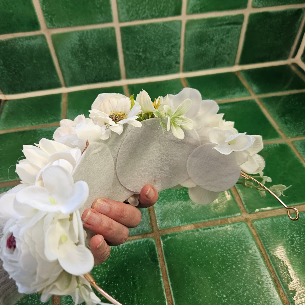 Blomsterkrone - Hårpynt med blomster og perler til bryllup, konfirmation og fest