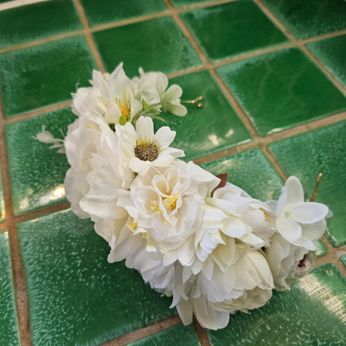 Blomsterkrone - Hårpynt med blomster og perler til bryllup, konfirmation og fest