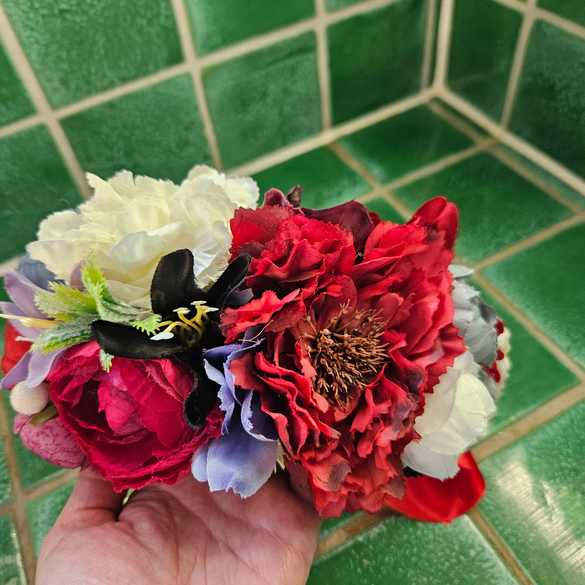 Blomsterkrone - Hårpynt med blomster og perler til bryllup, konfirmation og fest