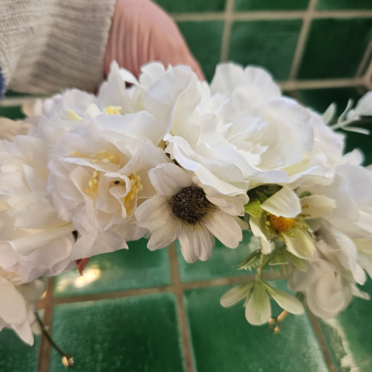 Blomsterkrone - Hårpynt med blomster og perler til bryllup, konfirmation og fest