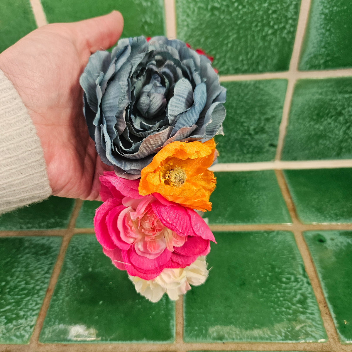 Blomsterkrone - Hårpynt med blomster og perler til bryllup, konfirmation og fest