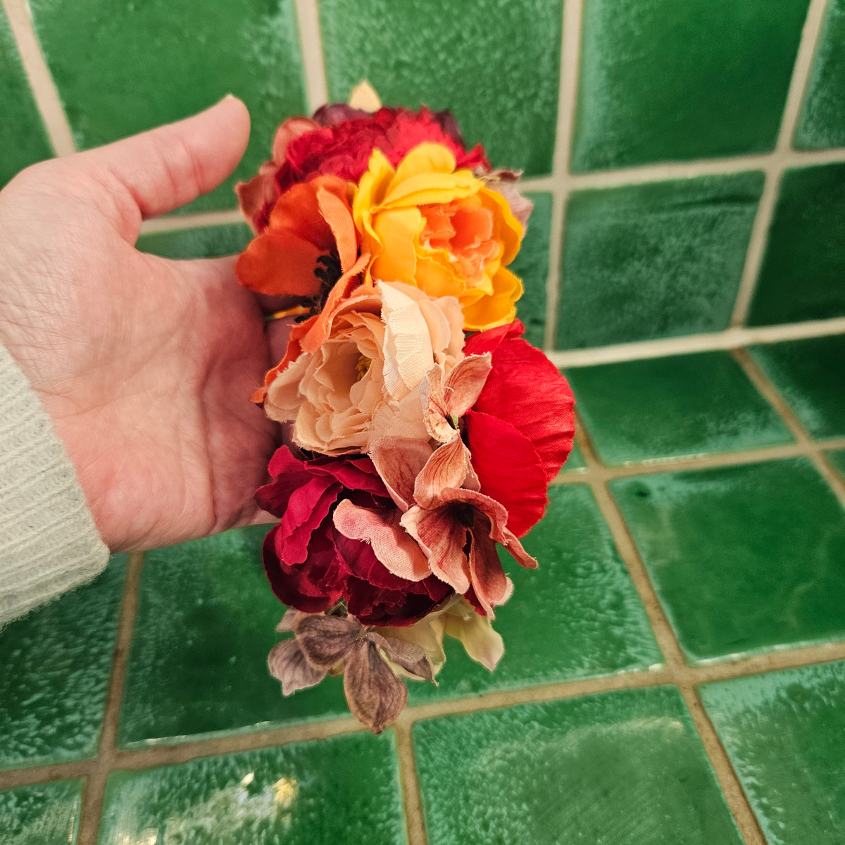 Blomsterkrone - Hårpynt med blomster og perler til bryllup, konfirmation og fest