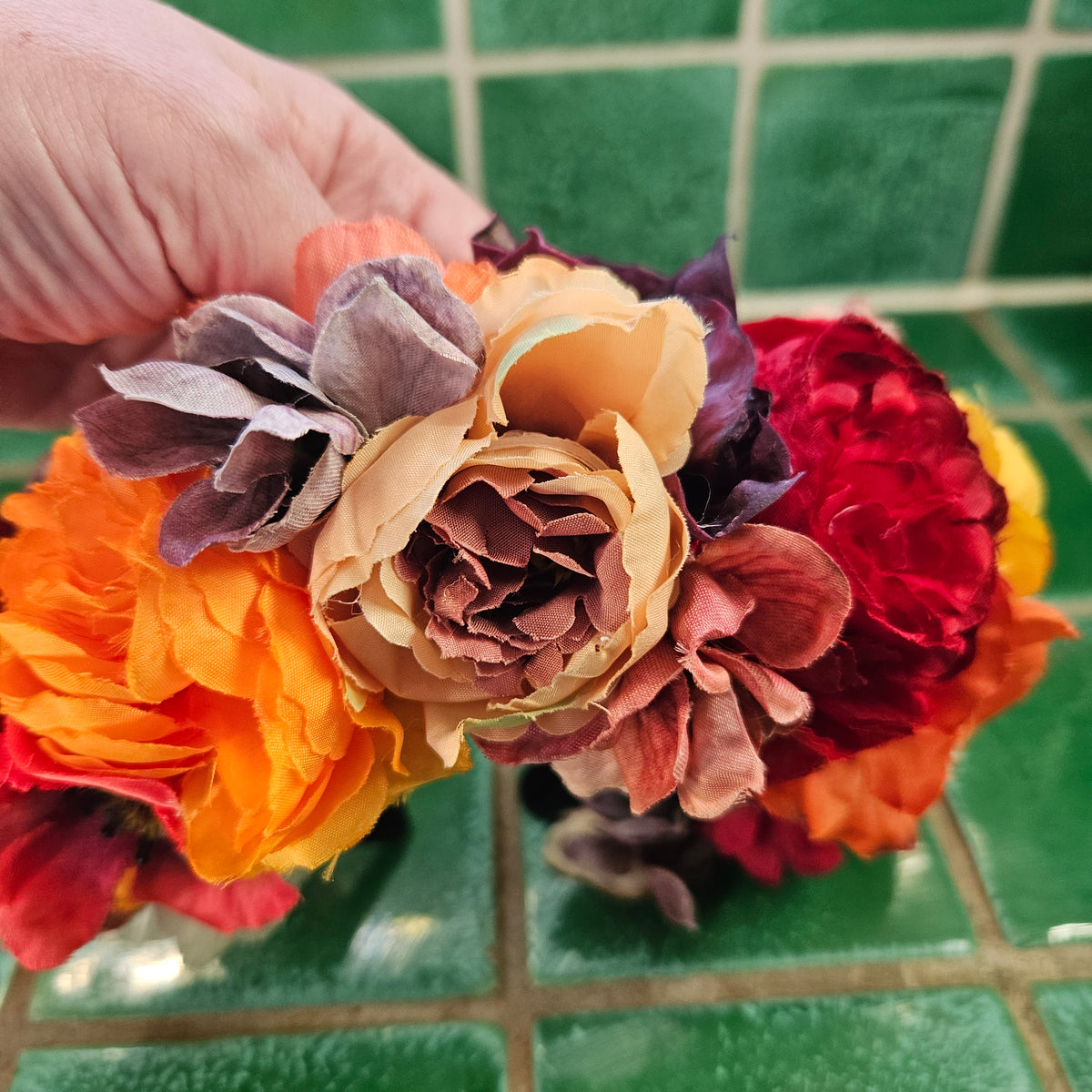 Blomsterkrone - Hårpynt med blomster og perler til bryllup, konfirmation og fest