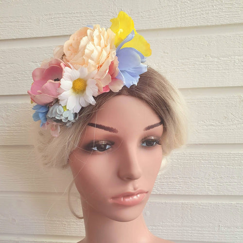 Stor fascinator i de smukkeste forårsfarver - Hårpynt med blomster og perler til bryllup, konfirmation og fest