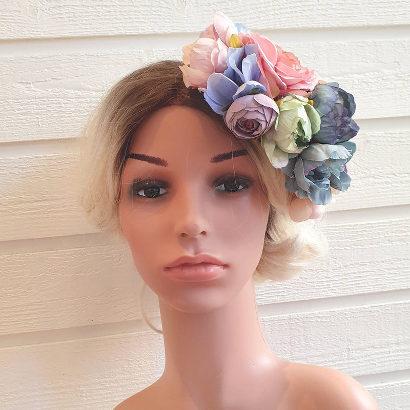 Fascinator i blå og lyserød - Hårpynt med blomster og perler til bryllup, konfirmation og fest
