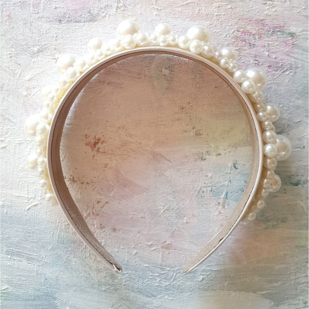 Smuk hårbøjle med hvide perler - Hårpynt med blomster og perler til bryllup, konfirmation og fest