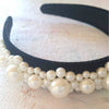 Sort hårbøjle med hvide perler - Hårpynt med blomster og perler til bryllup, konfirmation og fest