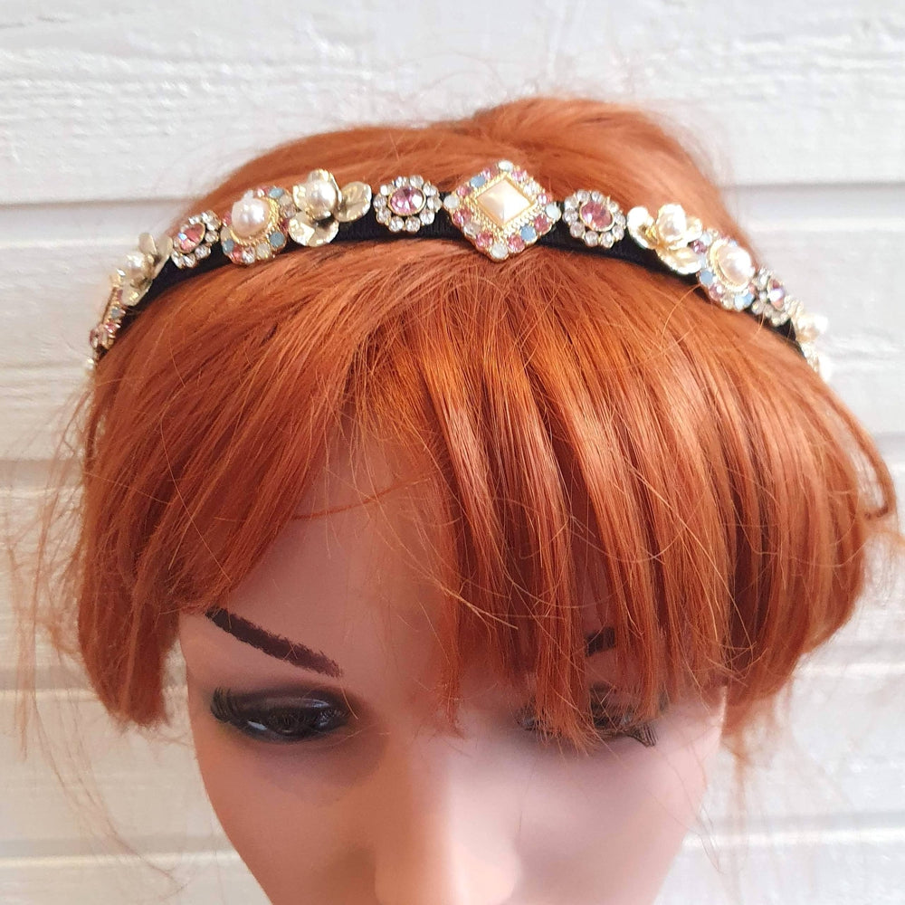 Smal hårbøjle med krystaller - Hårpynt med blomster og perler til bryllup, konfirmation og fest