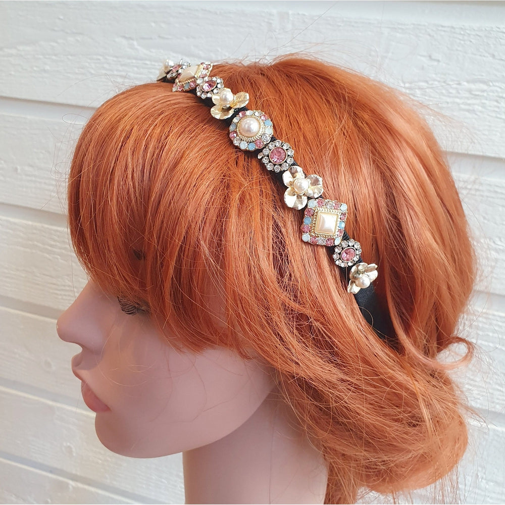 Smal hårbøjle med krystaller - Hårpynt med blomster og perler til bryllup, konfirmation og fest