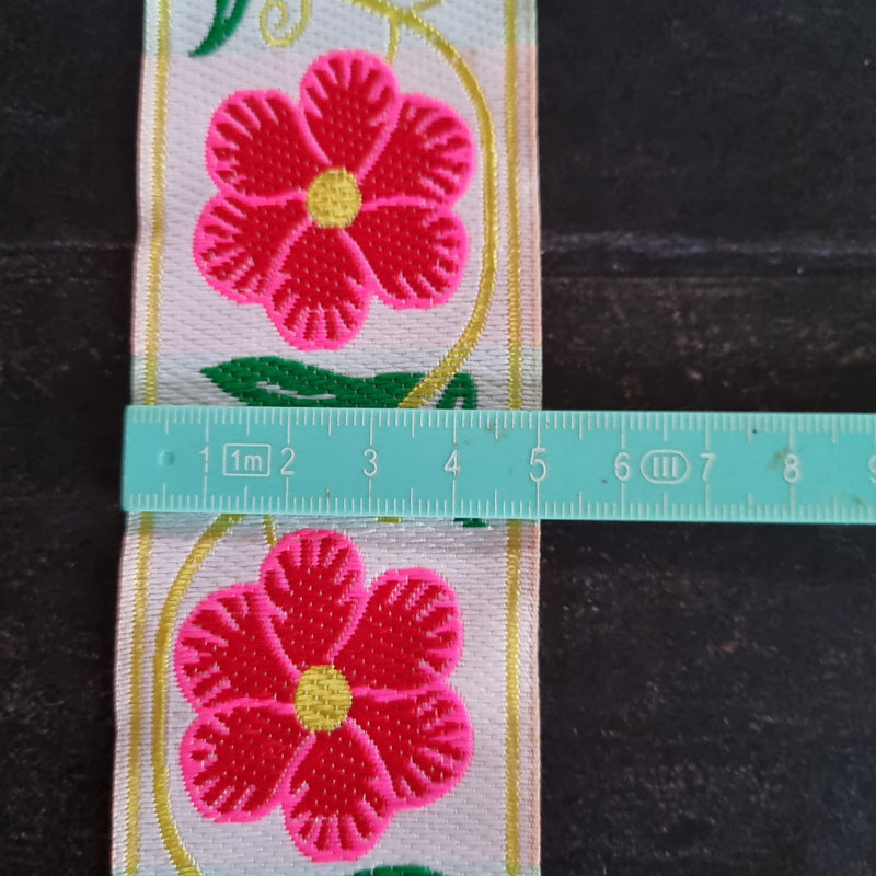 Hvidt bånd med pink blomst - Hårpynt med blomster og perler til bryllup, konfirmation og fest