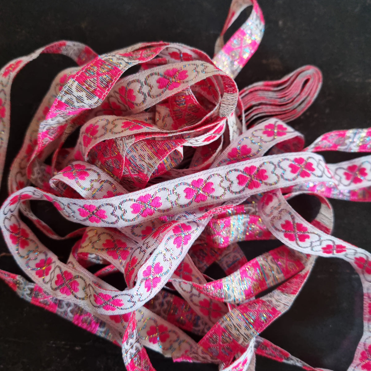 Smalt bånd i pink og hvid - Hårpynt med blomster og perler til bryllup, konfirmation og fest