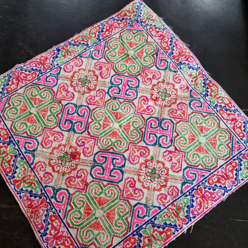 Fantastisk broderet stofstykke - Hårpynt med blomster og perler til bryllup, konfirmation og fest