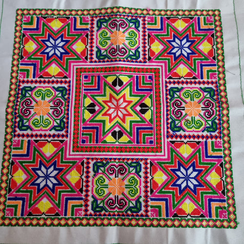 Stofstykke til pude eller lignende - Hårpynt med blomster og perler til bryllup, konfirmation og fest