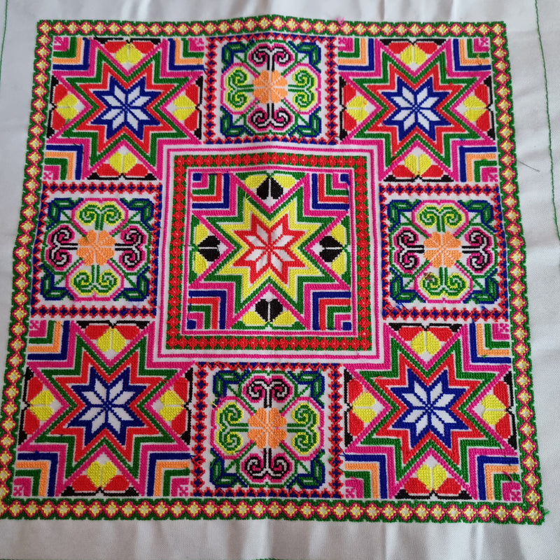 Stofstykke til pude eller lignende - Hårpynt med blomster og perler til bryllup, konfirmation og fest
