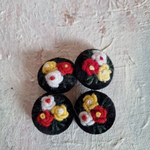 Håndlavede knapper i sort - Hårpynt med blomster og perler til bryllup, konfirmation og fest