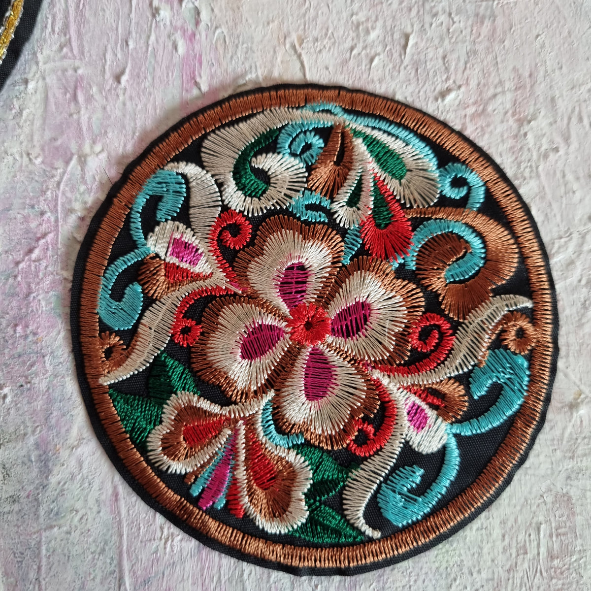 Runde farvestrålende patches - Hårpynt med blomster og perler til bryllup, konfirmation og fest