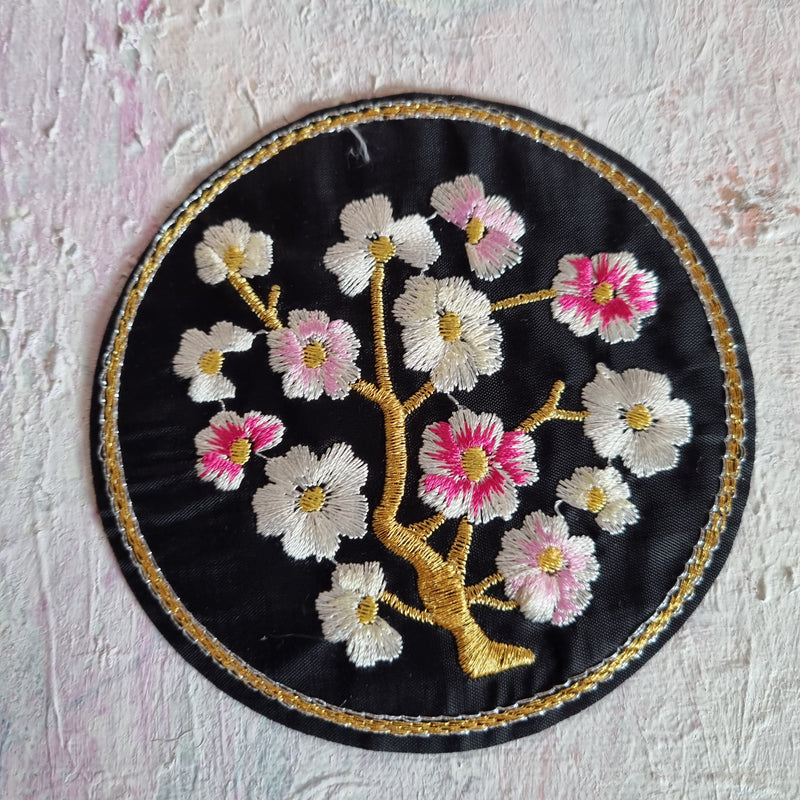 Runde farvestrålende patches - Hårpynt med blomster og perler til bryllup, konfirmation og fest