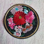 Runde farvestrålende patches - Hårpynt med blomster og perler til bryllup, konfirmation og fest