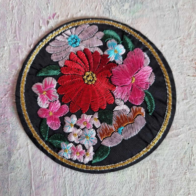 Runde farvestrålende patches - Hårpynt med blomster og perler til bryllup, konfirmation og fest