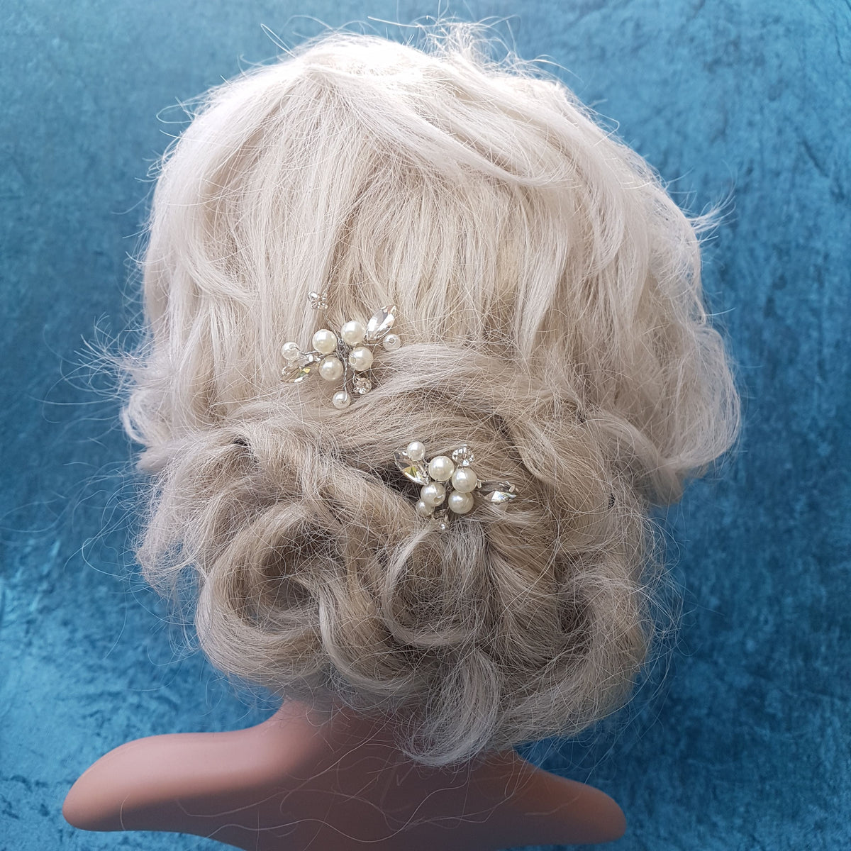 Lille enkel hårnål med perler og krystal - Hårpynt med blomster og perler til bryllup, konfirmation og fest