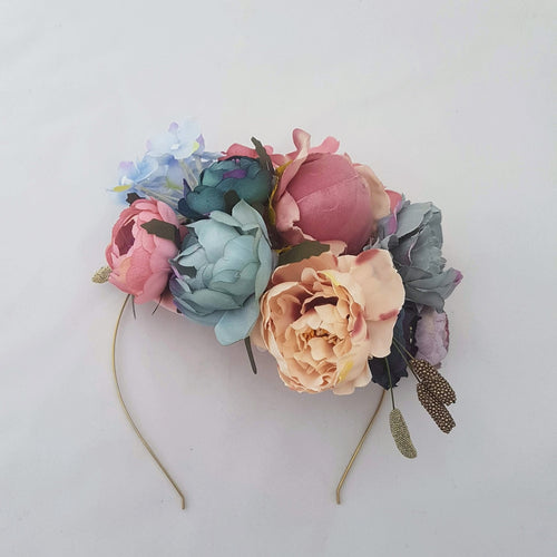 Design-selv fascinator med stofblomster - Hårpynt med blomster og perler til bryllup, konfirmation og fest