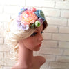 Fascinator / hat i pastelfarver - Hårpynt med blomster og perler til bryllup, konfirmation og fest