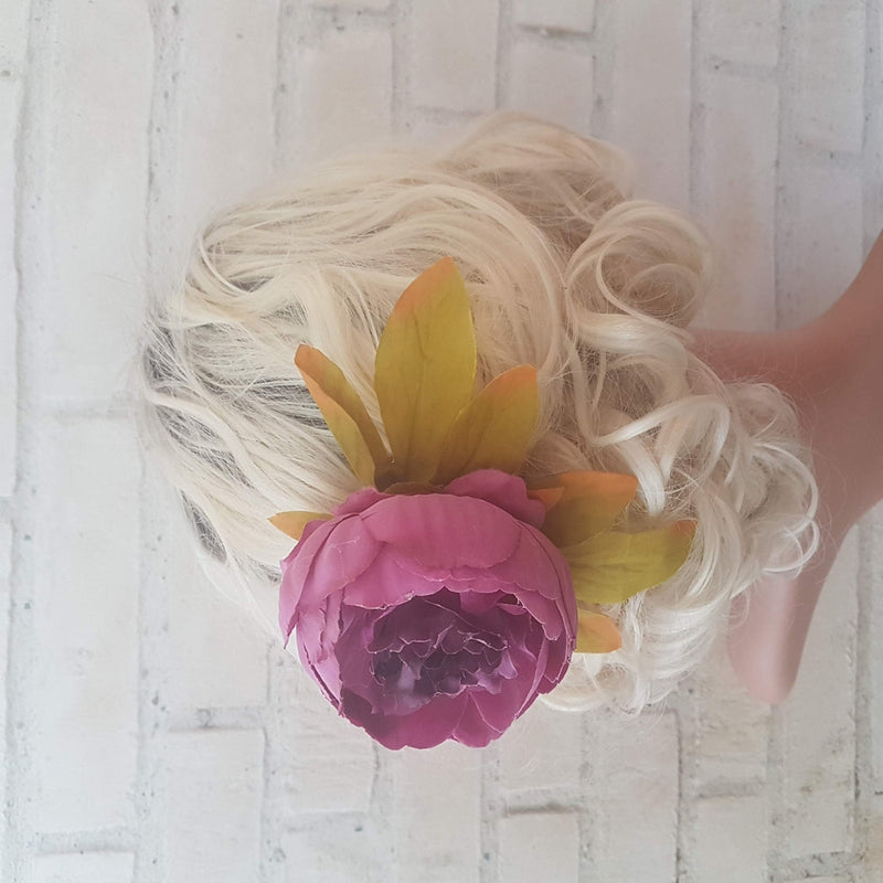 Hårblomst med stor violet pæon - Hårpynt med blomster og perler til bryllup, konfirmation og fest