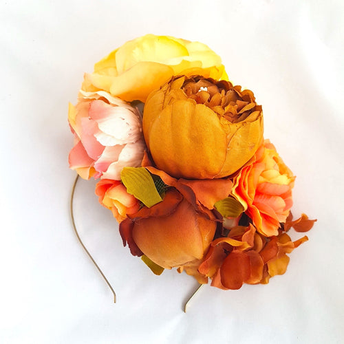 Fascinator / hat i efterårsfarver - Hårpynt med blomster og perler til bryllup, konfirmation og fest