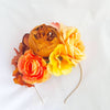 Fascinator / hat i efterårsfarver - Hårpynt med blomster og perler til bryllup, konfirmation og fest