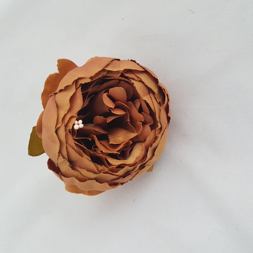 Hårblomst med brun pæon-knop - Hårpynt med blomster og perler til bryllup, konfirmation og fest