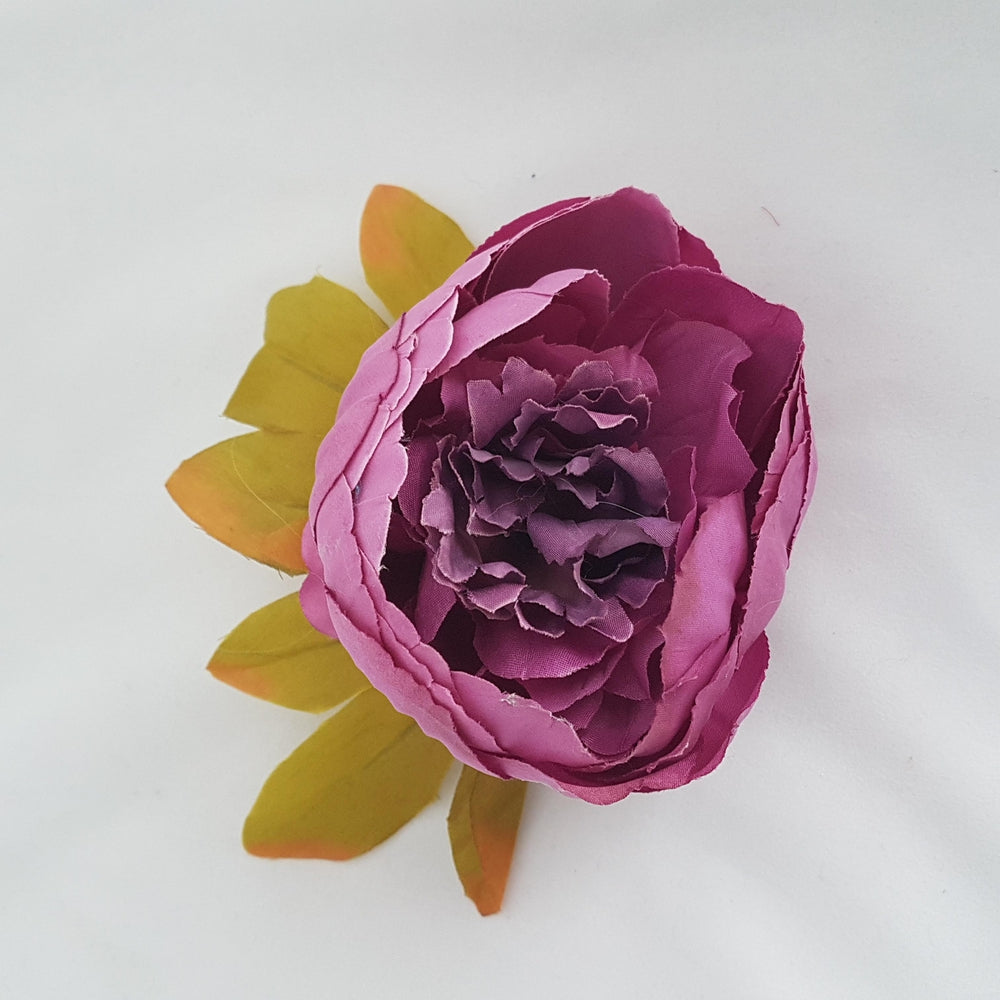 Hårblomst med stor violet pæon - Hårpynt med blomster og perler til bryllup, konfirmation og fest