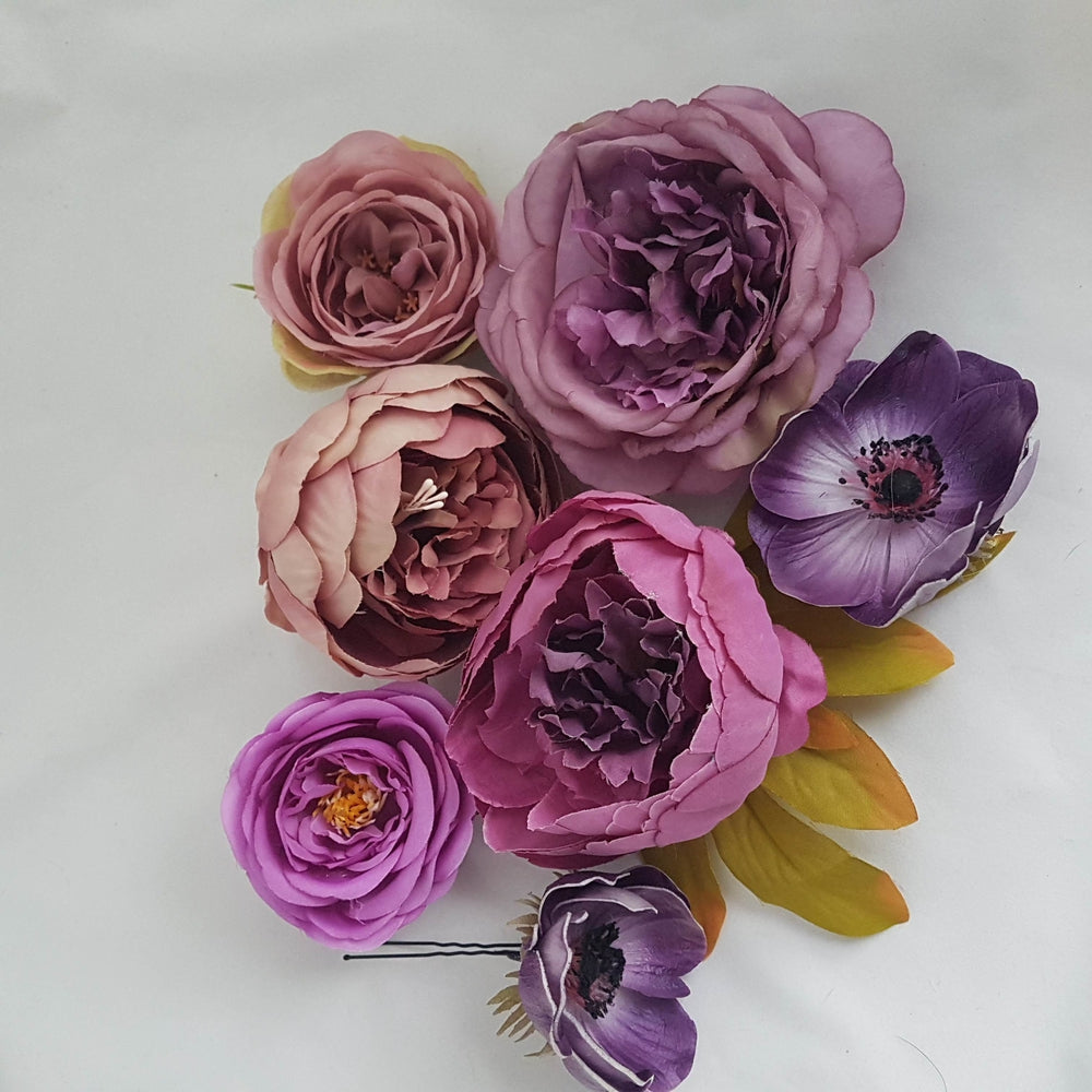 Blomsterspænde med pæon i støvet violet - Hårpynt med blomster og perler til bryllup, konfirmation og fest
