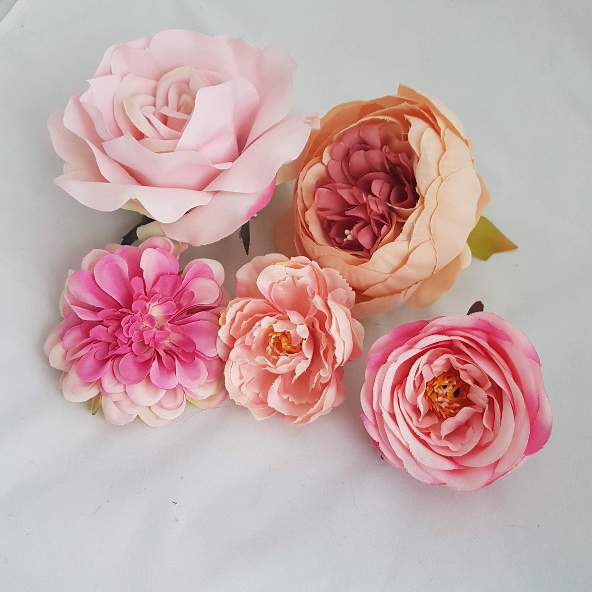 Stor pæon i blush med rosa midte - Hårpynt med blomster og perler til bryllup, konfirmation og fest