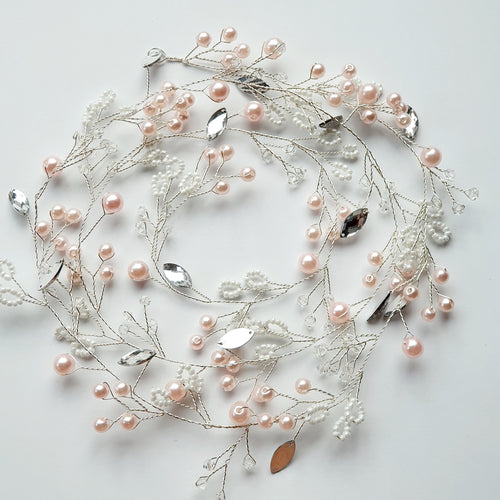 Lang hårkæde i hvid og lyserød - Hårpynt med blomster og perler til bryllup, konfirmation og fest
