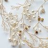 Super lang hårkæde i guld og hvid - Hårpynt med blomster og perler til bryllup, konfirmation og fest