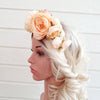 Stor smuk hårbøjle i blush og koral - Hårpynt med blomster og perler til bryllup, konfirmation og fest