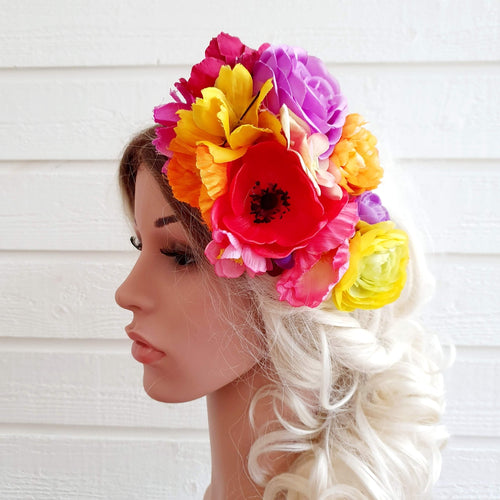 Fascinator / lille hat i de vildeste farver - Hårpynt med blomster og perler til bryllup, konfirmation og fest