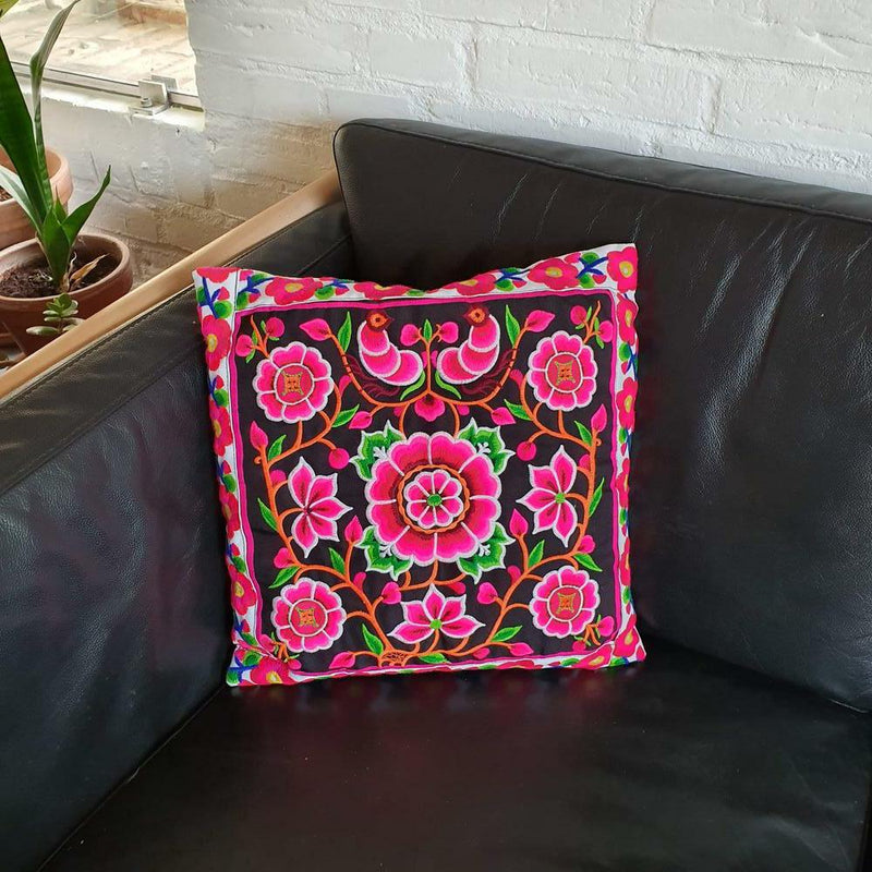 Pude med pink og sort broderi - Hårpynt med blomster og perler til bryllup, konfirmation og fest