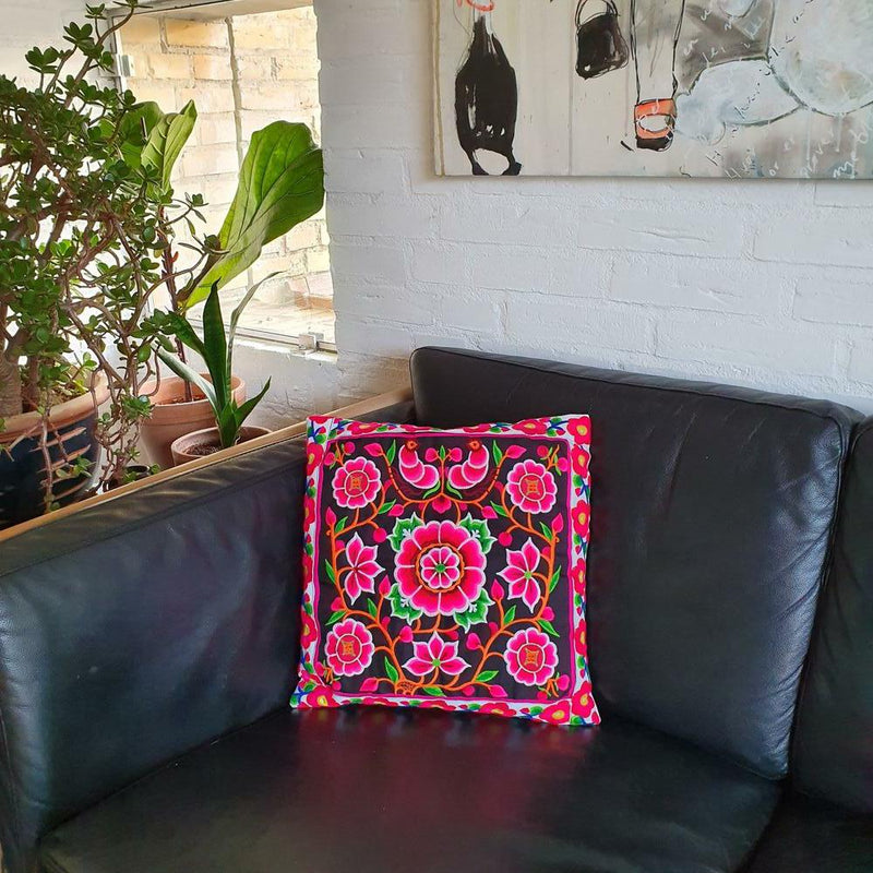 Pude med pink og sort broderi - Hårpynt med blomster og perler til bryllup, konfirmation og fest