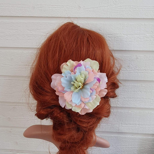 Stor blomst i pastelfarver - Hårpynt med blomster og perler til bryllup, konfirmation og fest