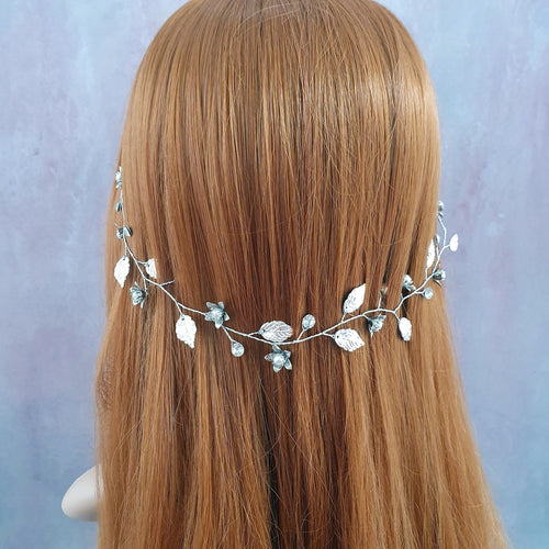 Smuk enkel hårkæde med blade og blomster - sølv - Hårpynt med blomster og perler til bryllup, konfirmation og fest