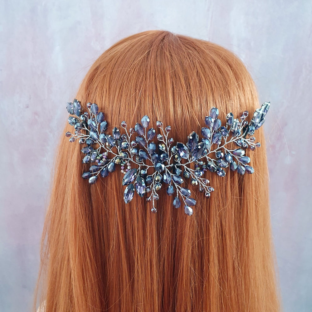 Stort hårsmykke i blå / lilla - Hårpynt med blomster og perler til bryllup, konfirmation og fest