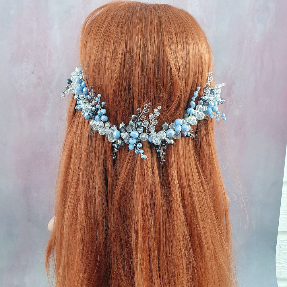 Stort hårsmykke / tiara i blå farver - Hårpynt med blomster og perler til bryllup, konfirmation og fest