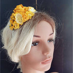 Smuk hårbøjle med blomster i mørk gul - Hårpynt med blomster og perler til bryllup, konfirmation og fest