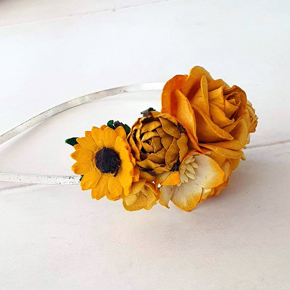 Smuk hårbøjle med blomster i mørk gul - Hårpynt med blomster og perler til bryllup, konfirmation og fest