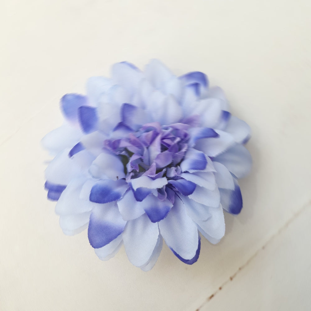 Blå dahlia - Hårpynt med blomster og perler til bryllup, konfirmation og fest