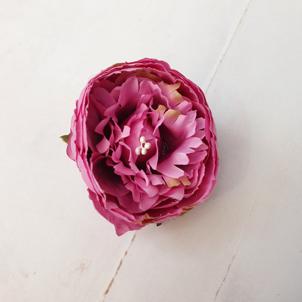 Pæon i  mørk pink - Hårpynt med blomster og perler til bryllup, konfirmation og fest